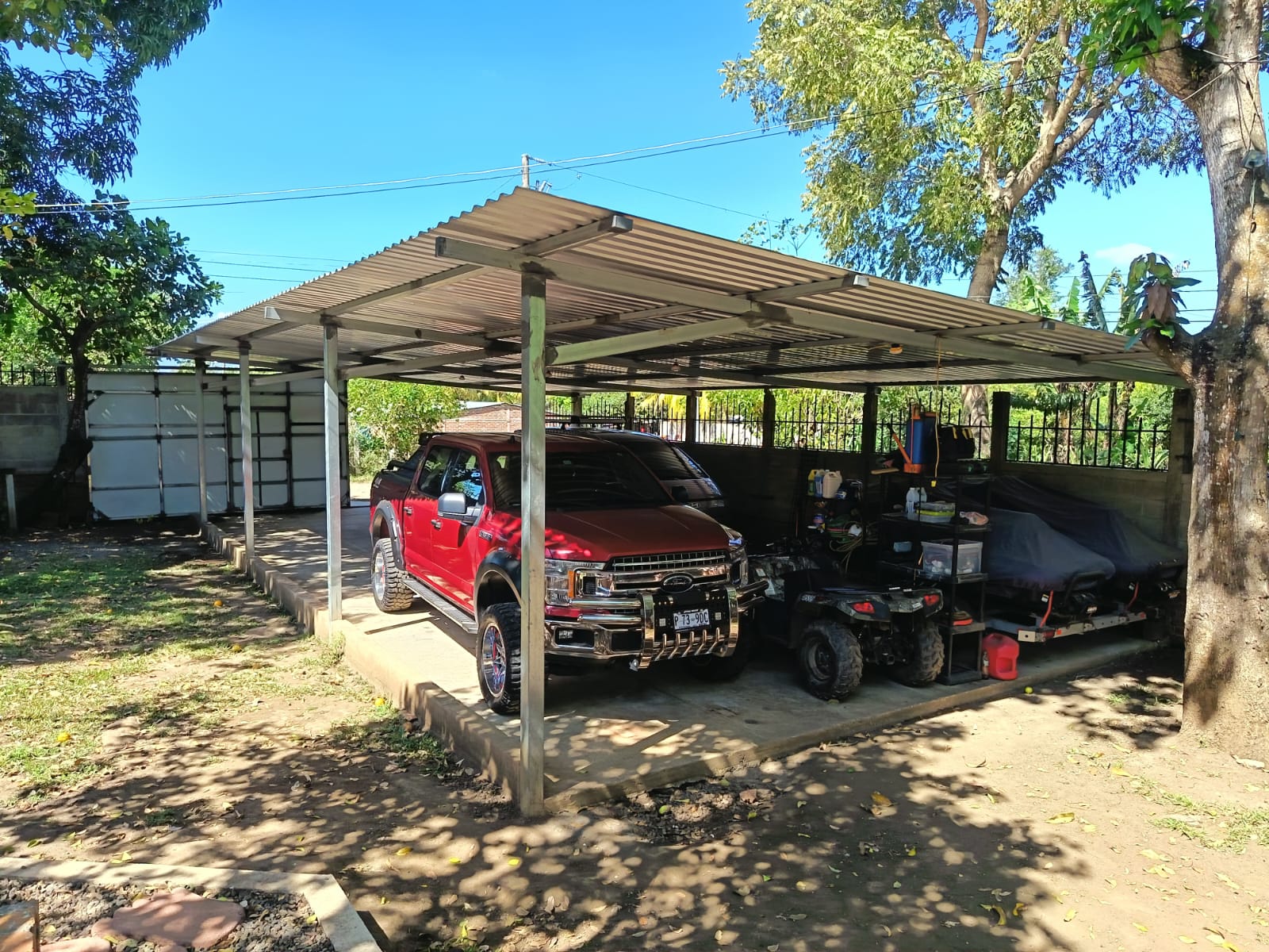 Parqueo techado para 6 vehiculos