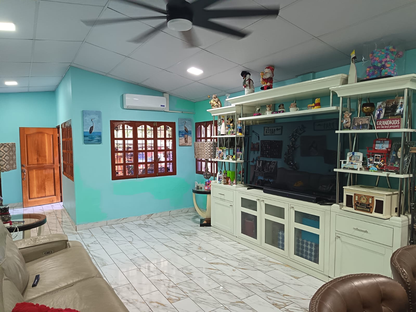 Sala con tv en mueble y aire acondicionado