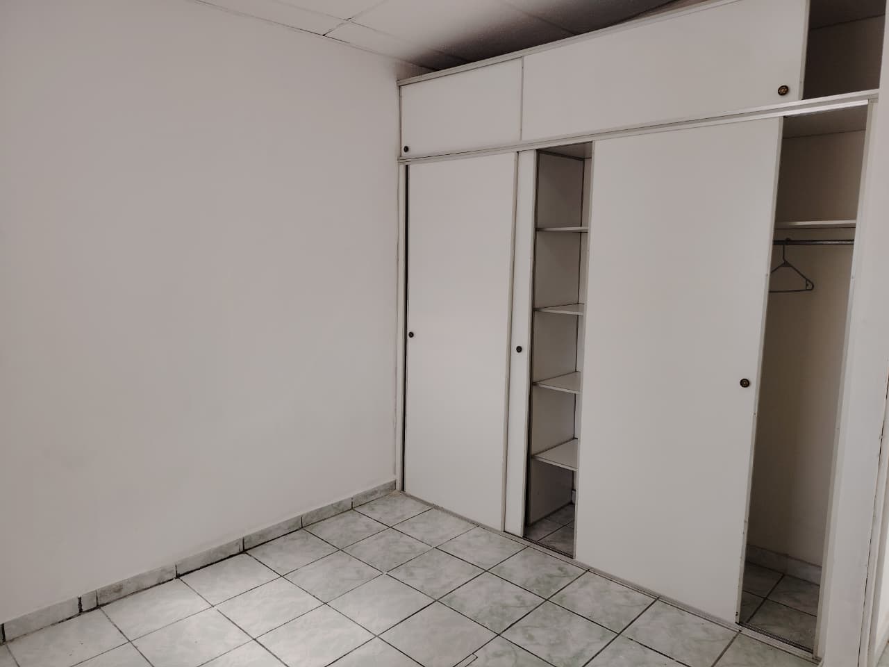 Habitación con closet muy amplio con puertas deslizables