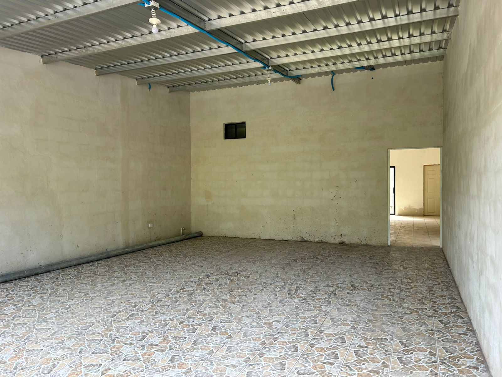 Cochera techada con espacio para 2 automoviles y piso antiderrapante