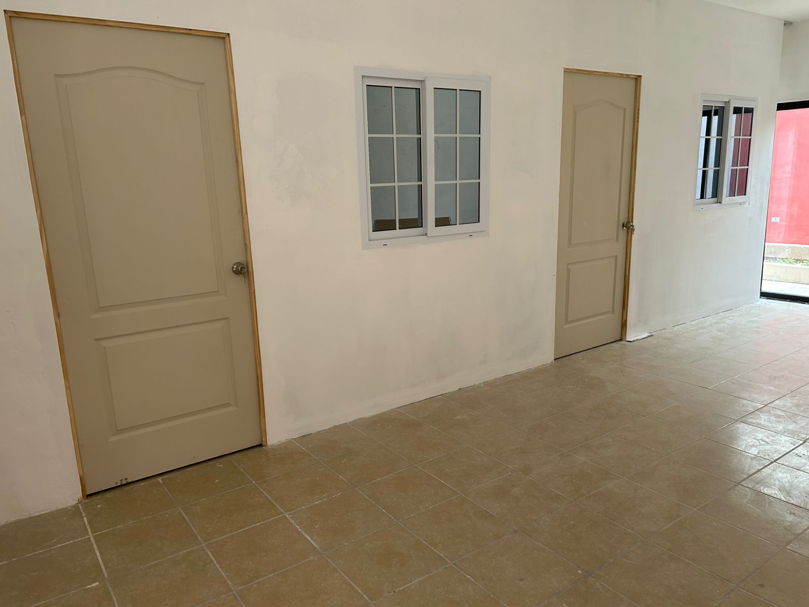Puertas de habitaciones contiguas y salida a patio trasero