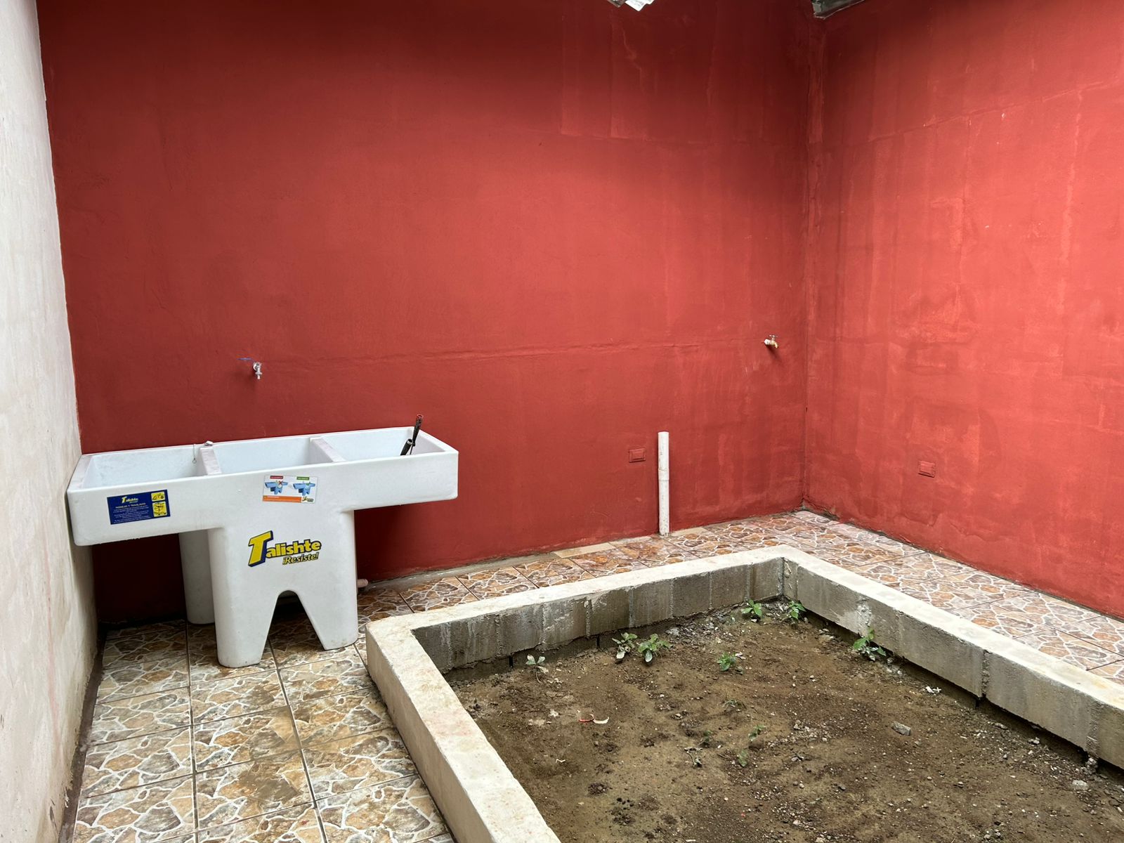 Jardin interior con lavadero, piso ceramico antiderrapante