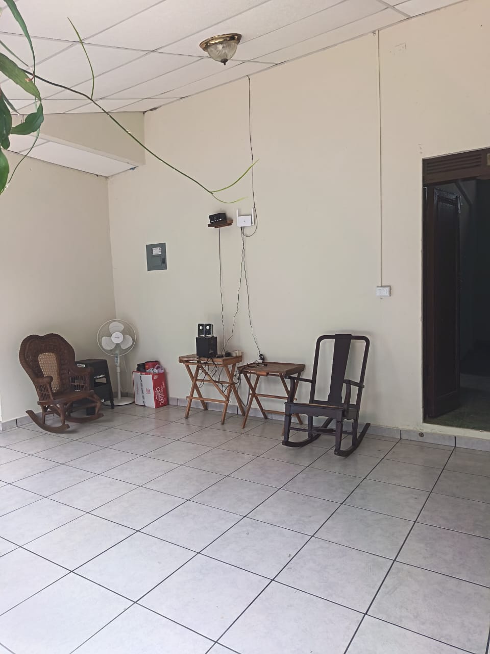 Pasillo exterior con piuso ceramico con mesas y sillas