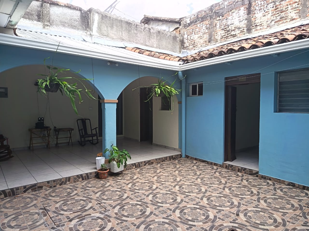 Patio interior con piso ceramico antideslizante