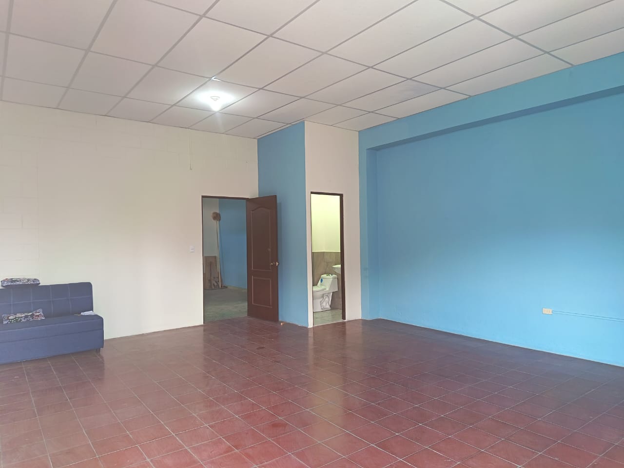Sala principal con baño propio