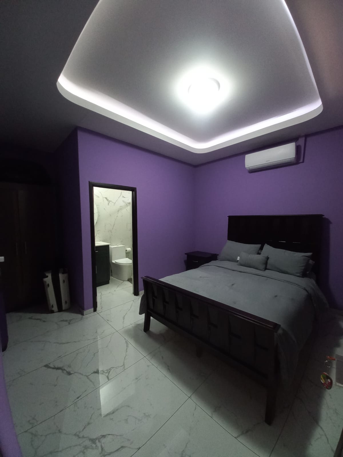 Habitacion principal con su respectiva cama, piso ceramico y balo propio