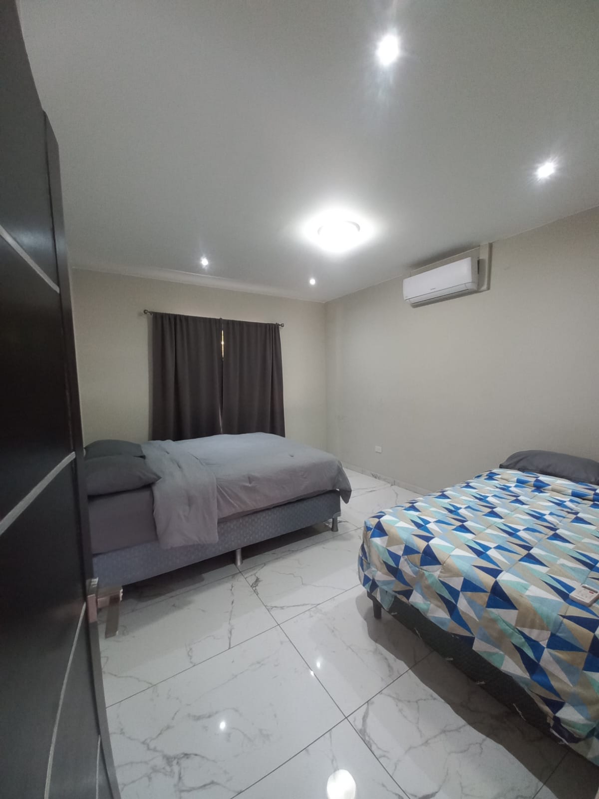 Habitacion con dos camas y aire acondicionado