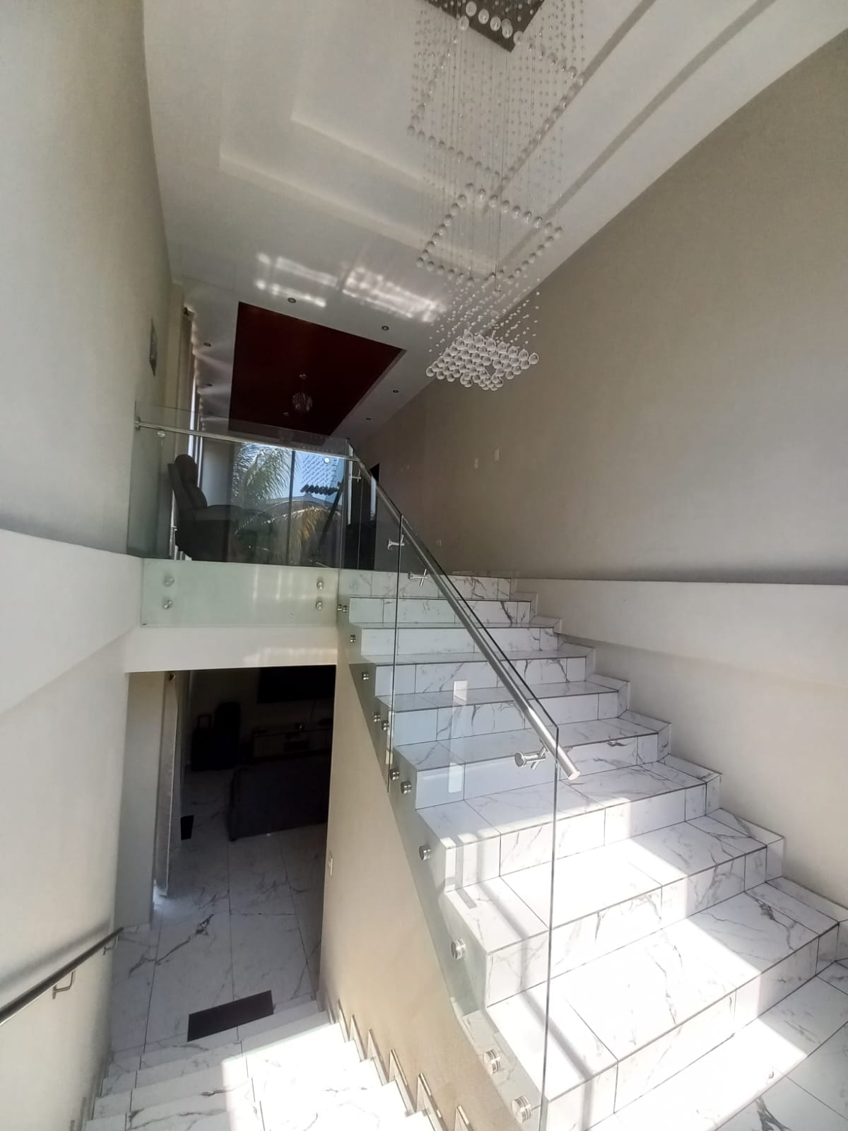 Escaleras con pasamanos hacia primera y segunda planta