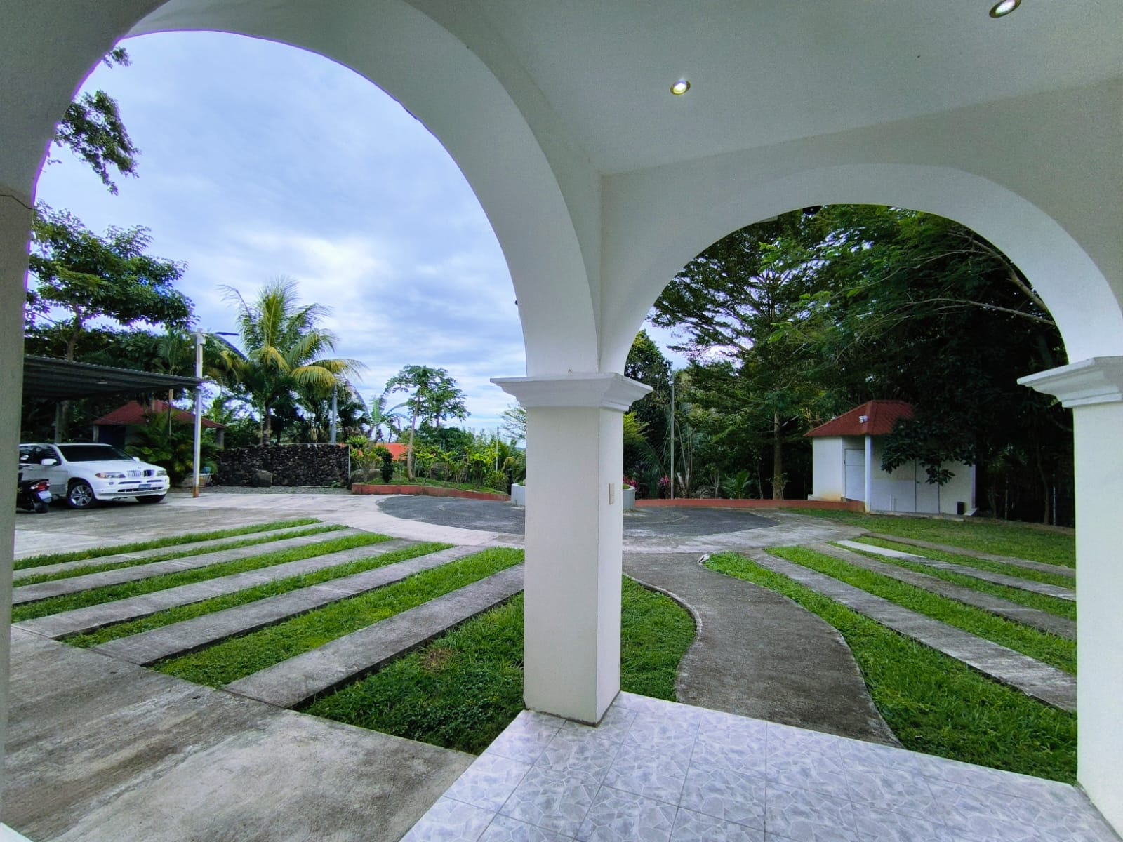 Entrada principal con vista al parqueo de multiples automotores