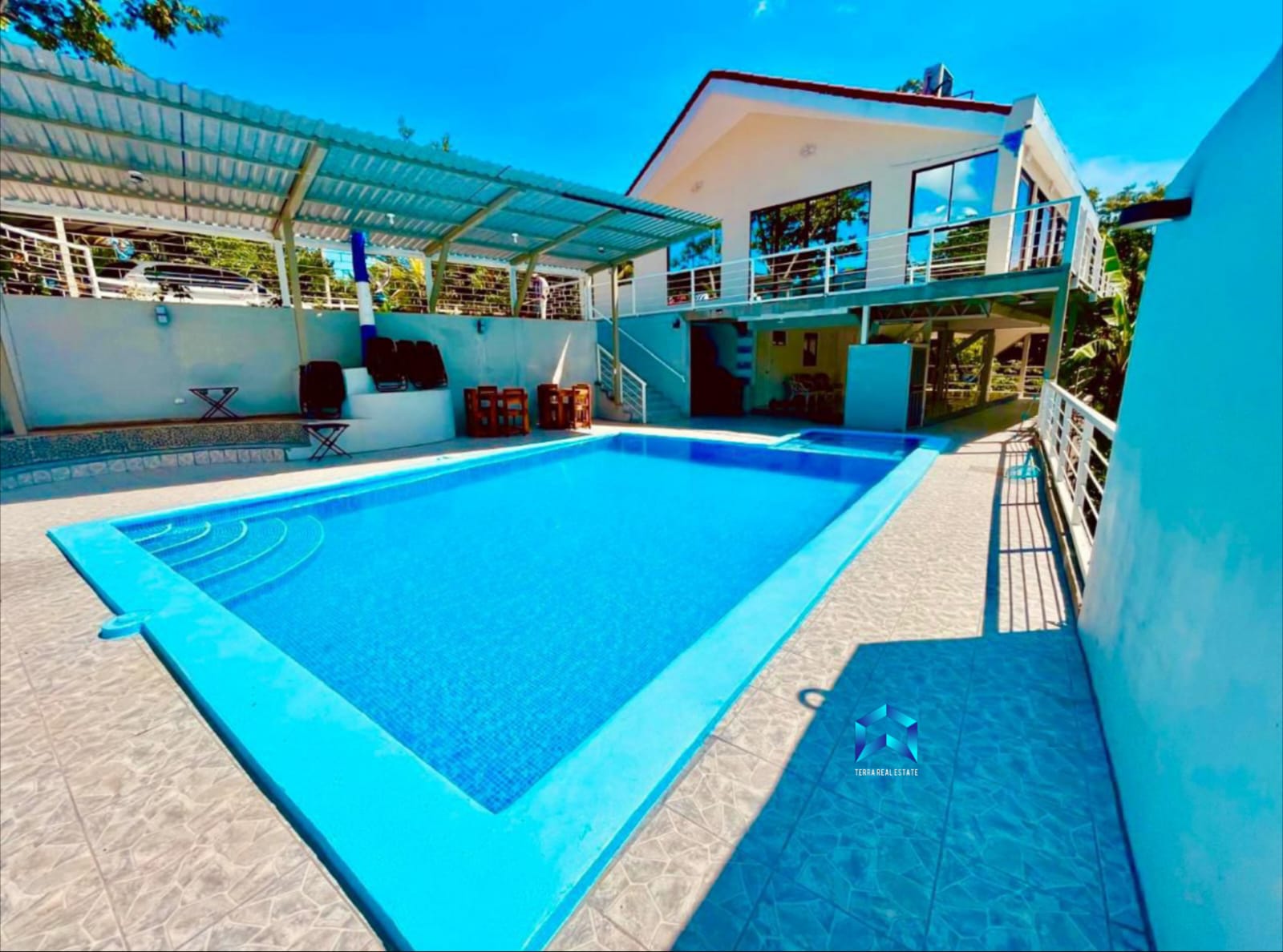 Piscina familiar con jacuzzi y area para mesas y sillas