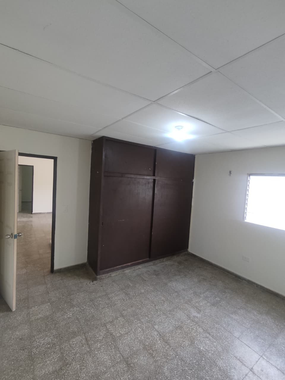 Habitación vacia con closet y ventana tradicional