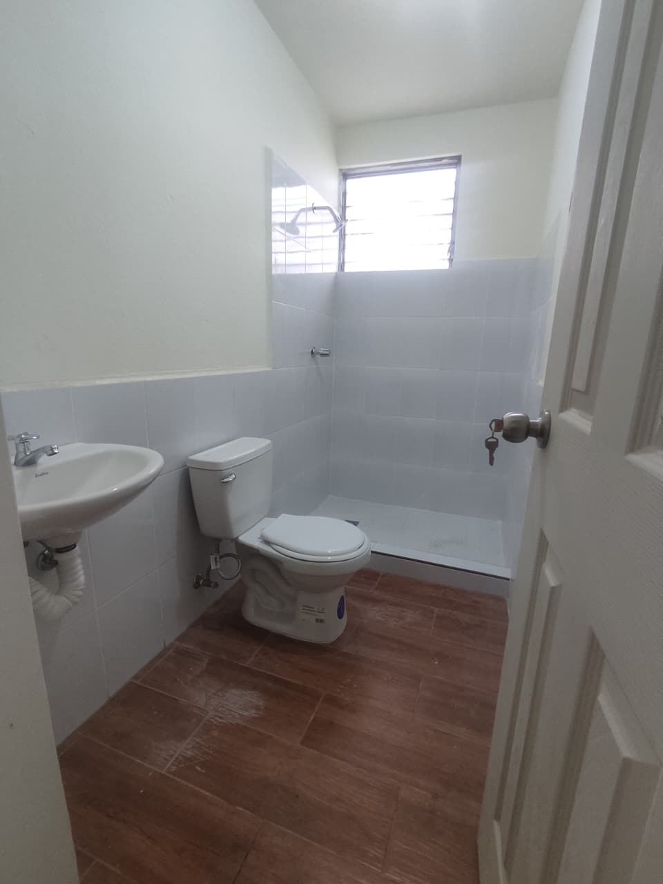 Baño con  sanitario, lavamanos y ducha