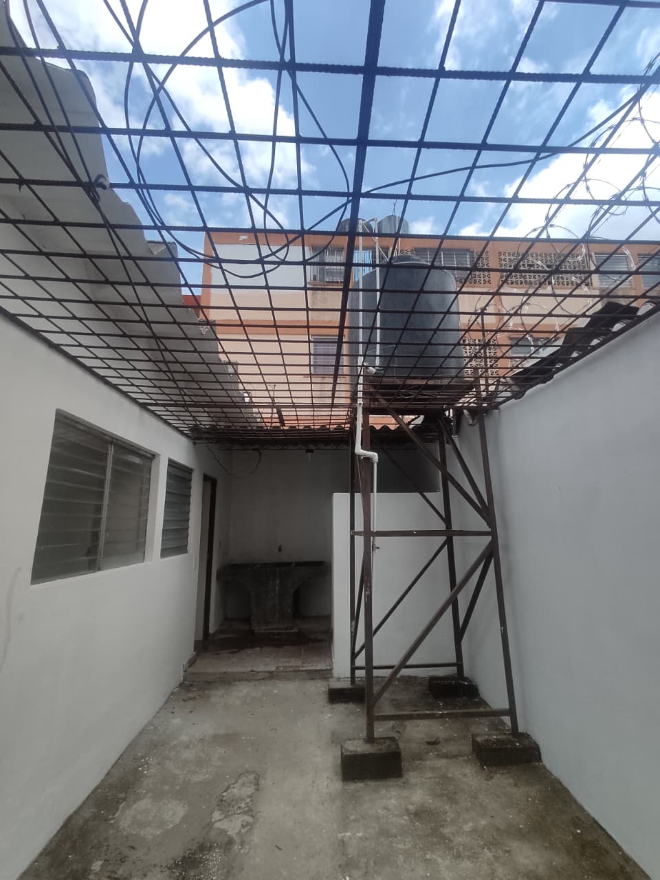 Patio interior con reja de seguridad