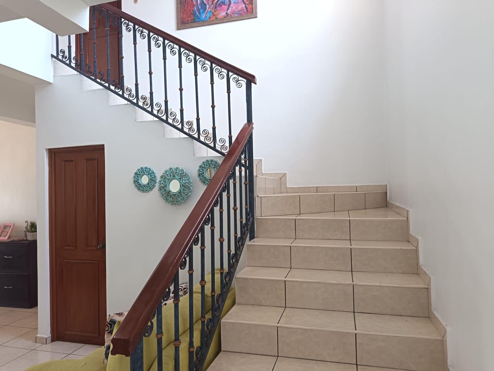 Escaleras hacia segundo nivel y con habitacion bajo las mismas