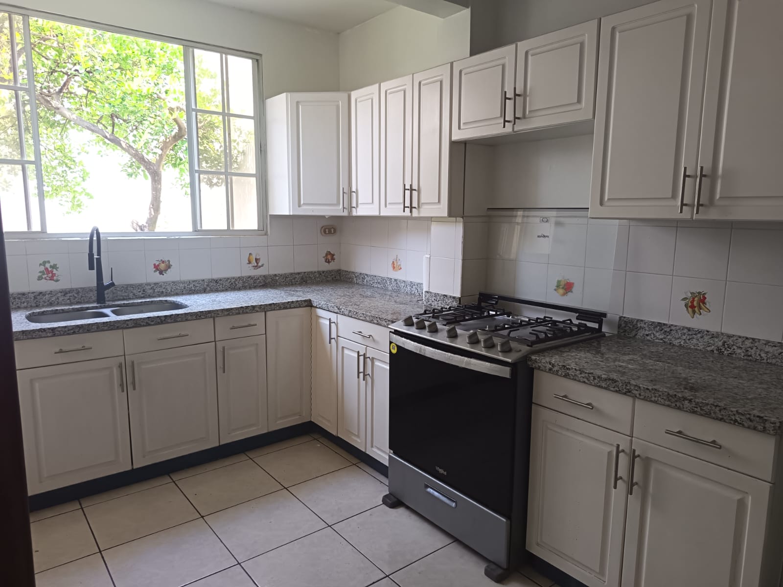 Cocina equipada con lavamanos y pantry con ventanas tipo francesas