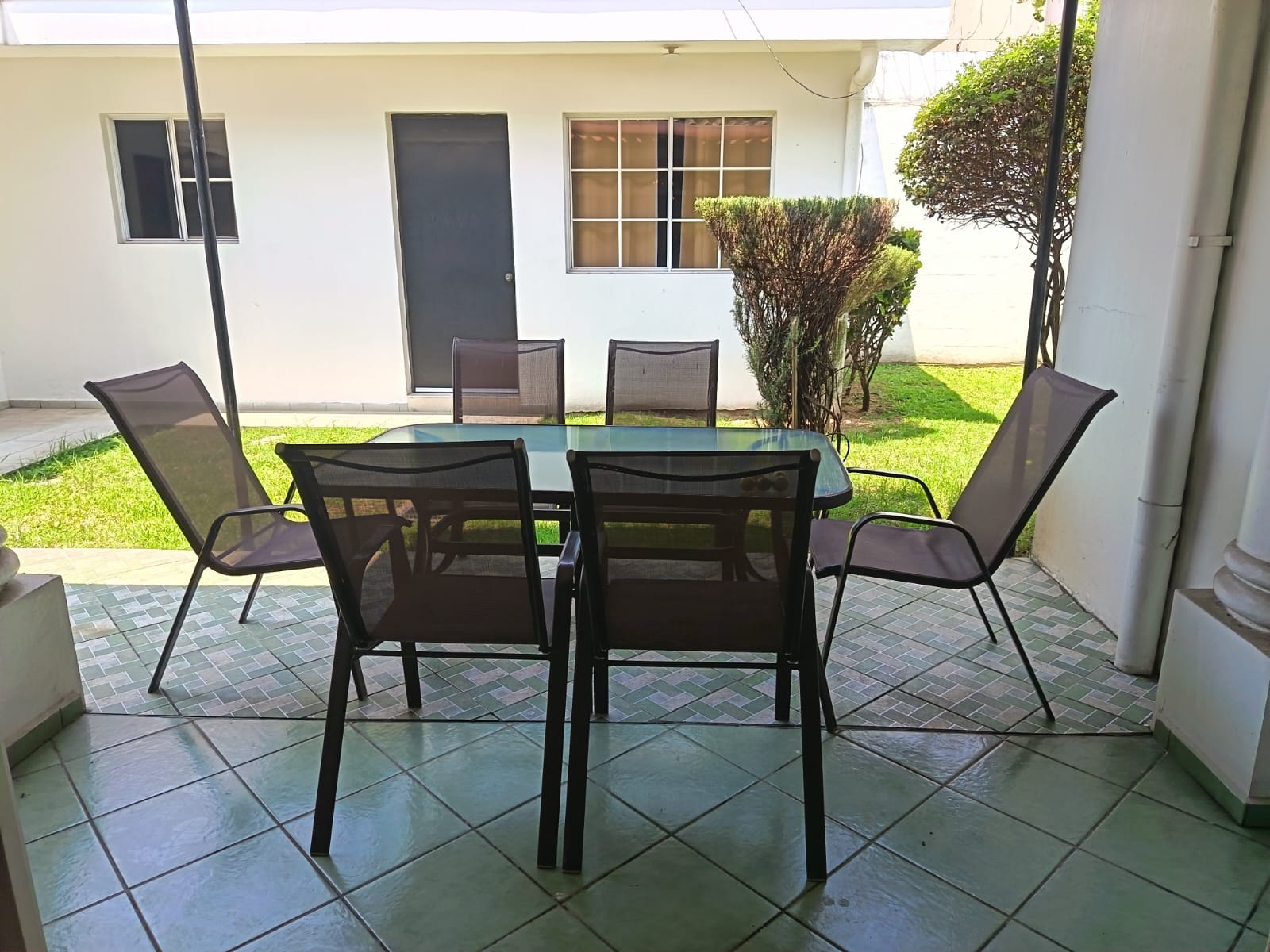 Mesa de vidrio para seis personas al aire libre y techado