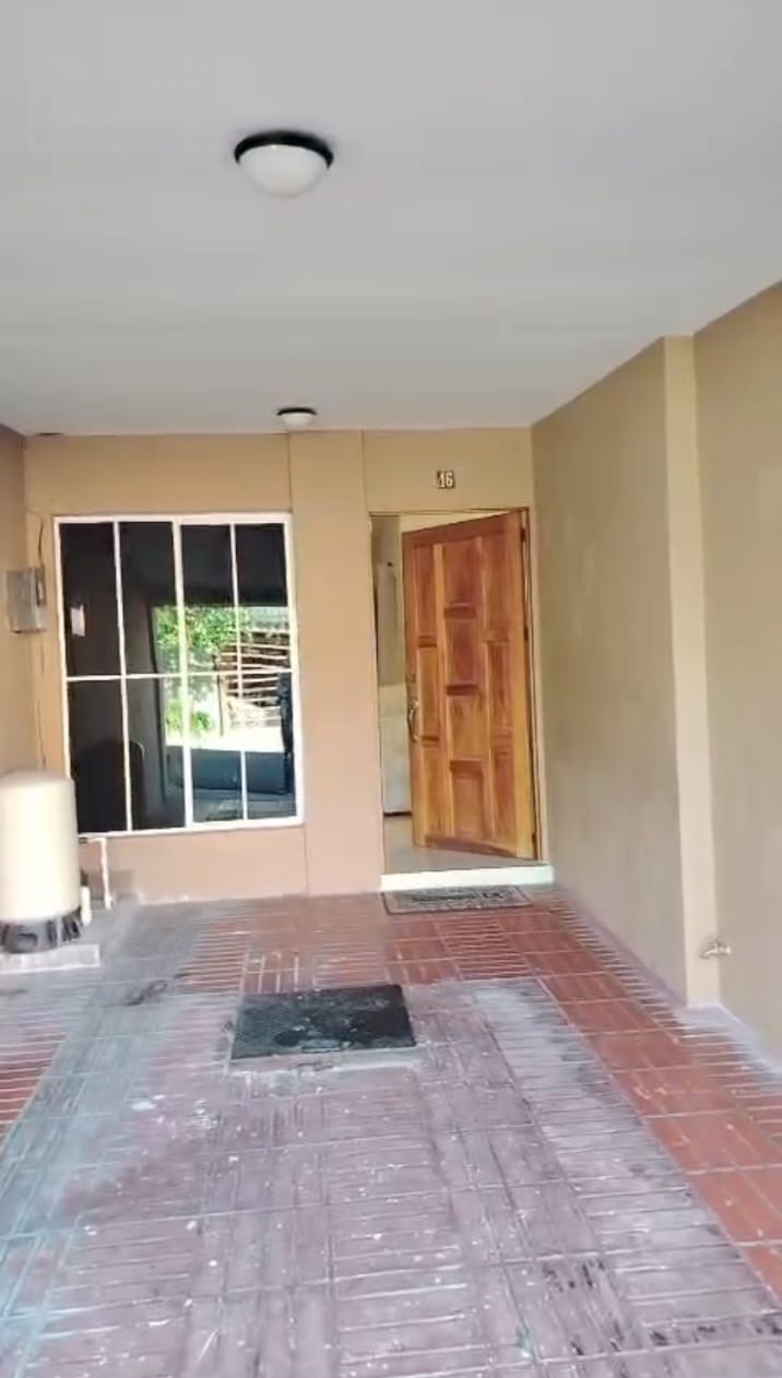 Entrada principal con ventana francesa