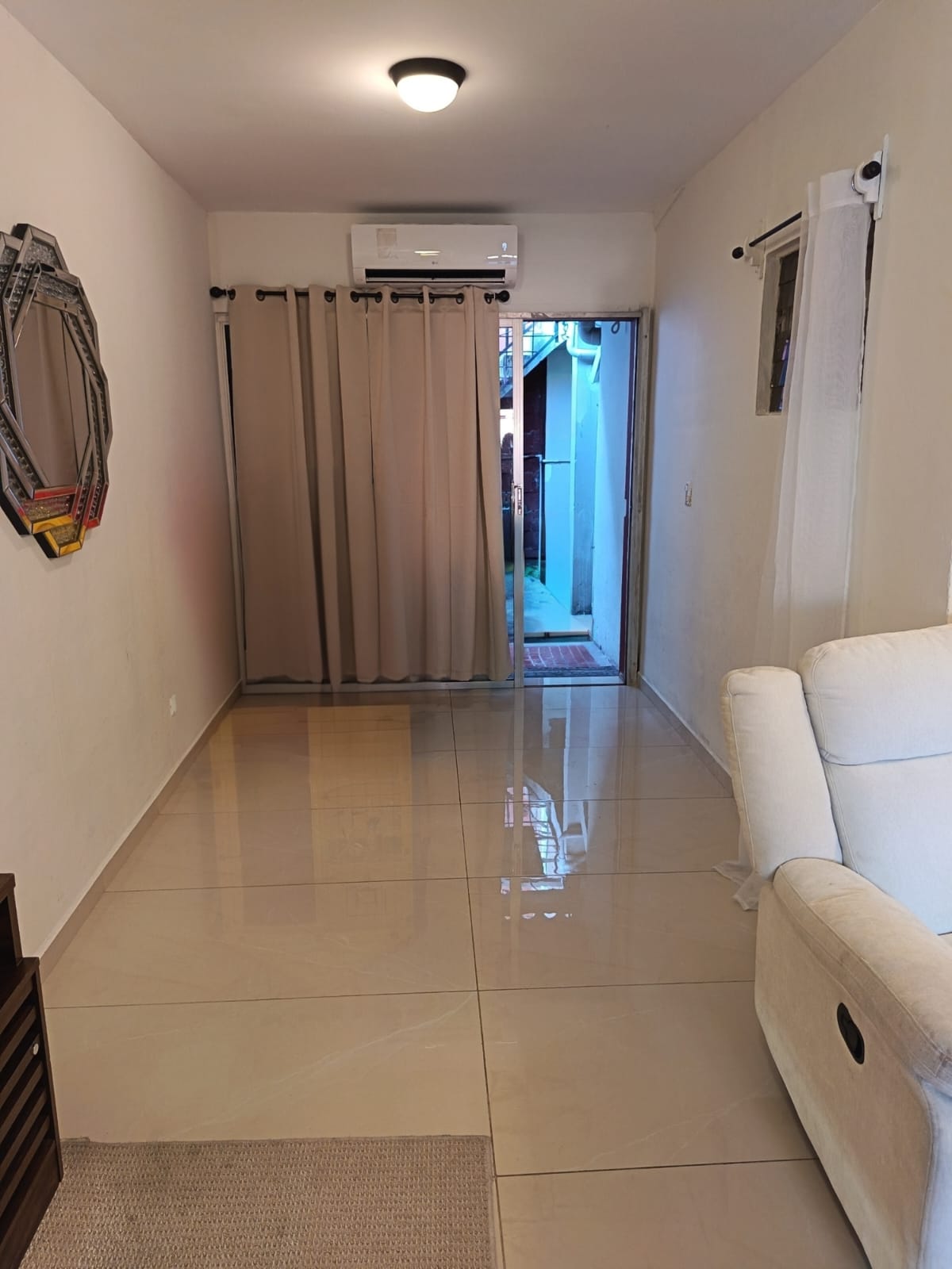 Salida a patio trasero con piso ceramico
