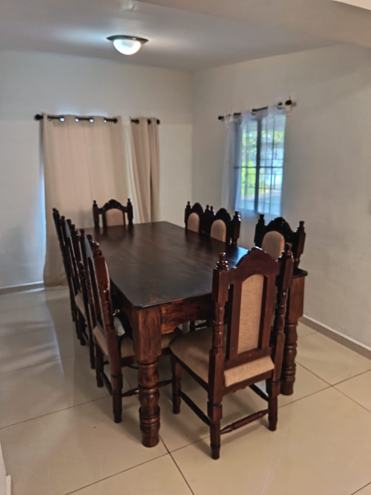 Comedor para 8 personas con ventanas amplias para iluminacion natural