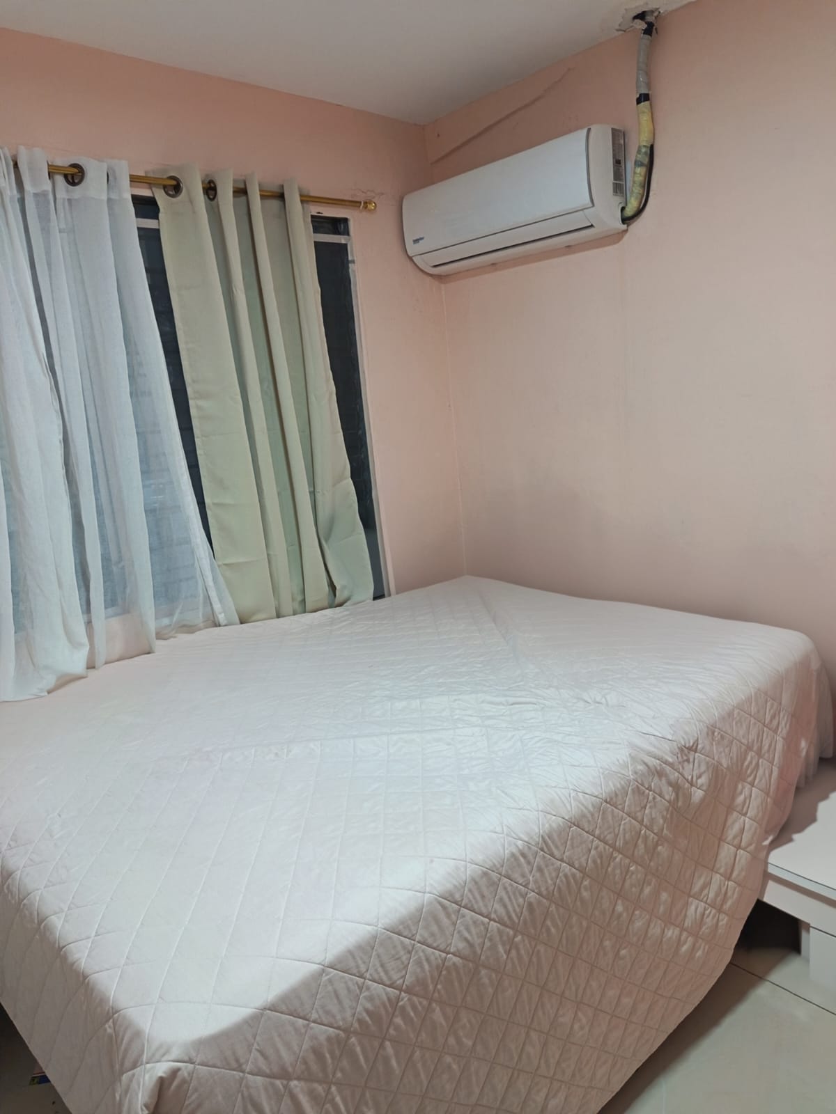Haitacion principal con aire acondicionado y ventana con cortinas 