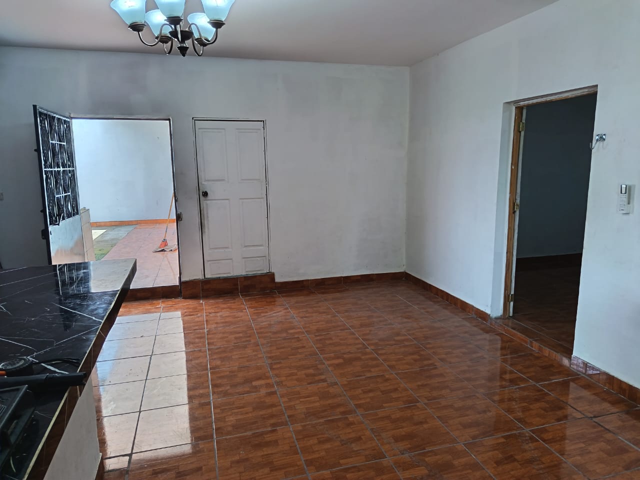 Habitacion con piso ceramico y desayunador con top ceramico