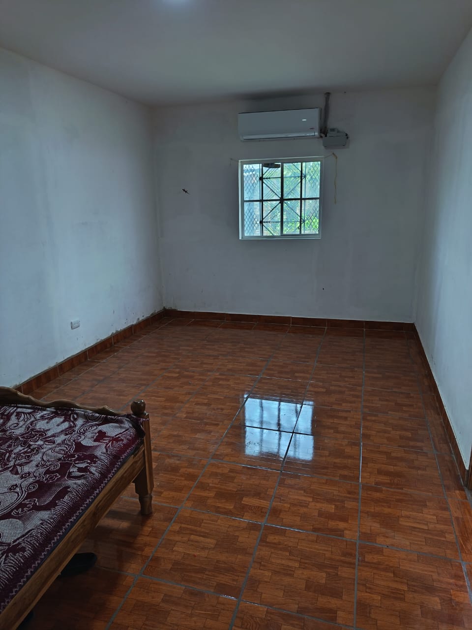 Habitacion con piso ceramico y aire acondicionado