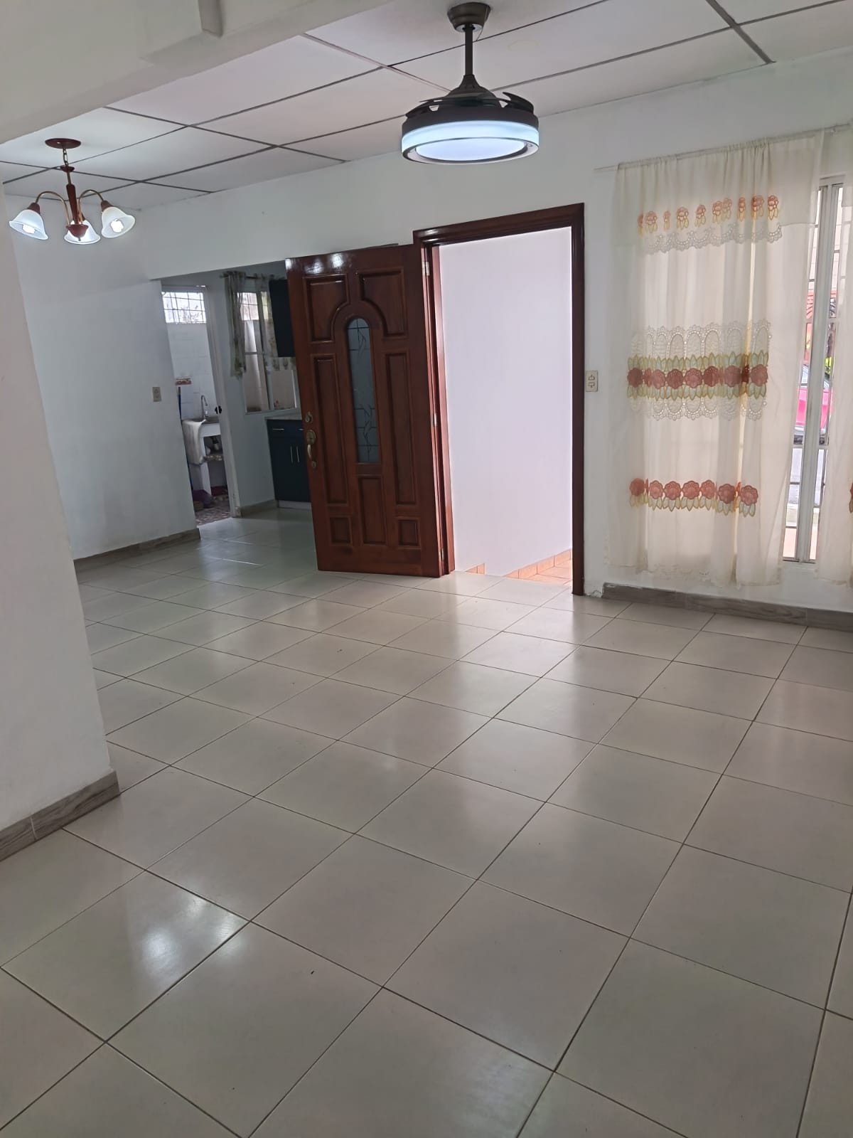Entrada principal, piso ceramico y ventana con vista a la cochera
