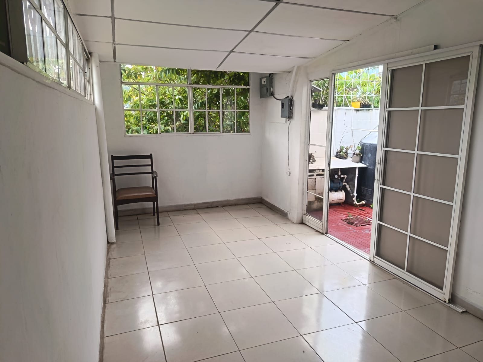 Habitación con salida a patio trasero con puerta corrediza y caja termica