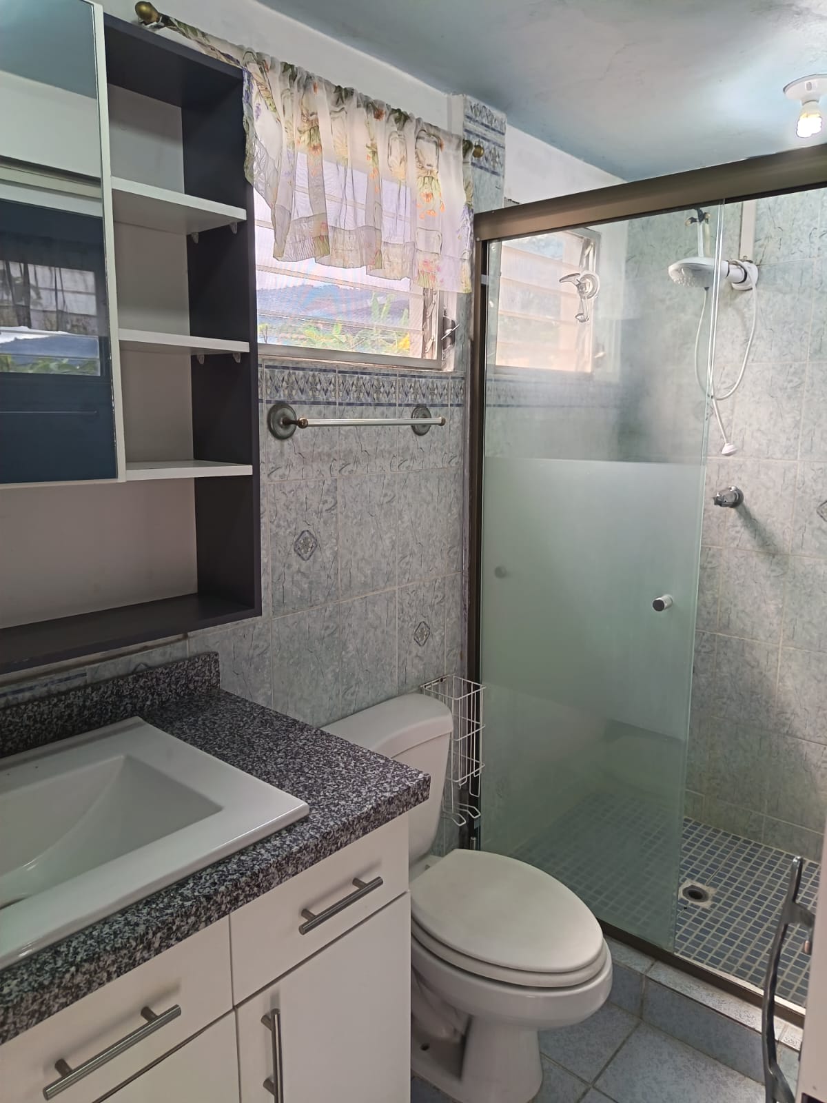 Baño completo, sanitario, lavamanos y ducha electrica