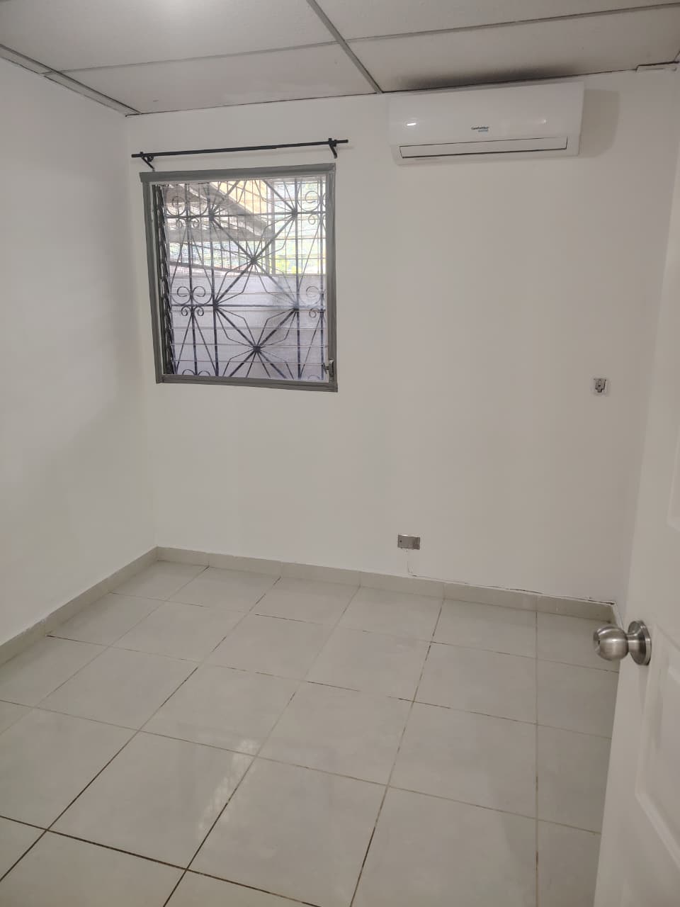 Habitacion con ventana tradicional y aire acondicionado