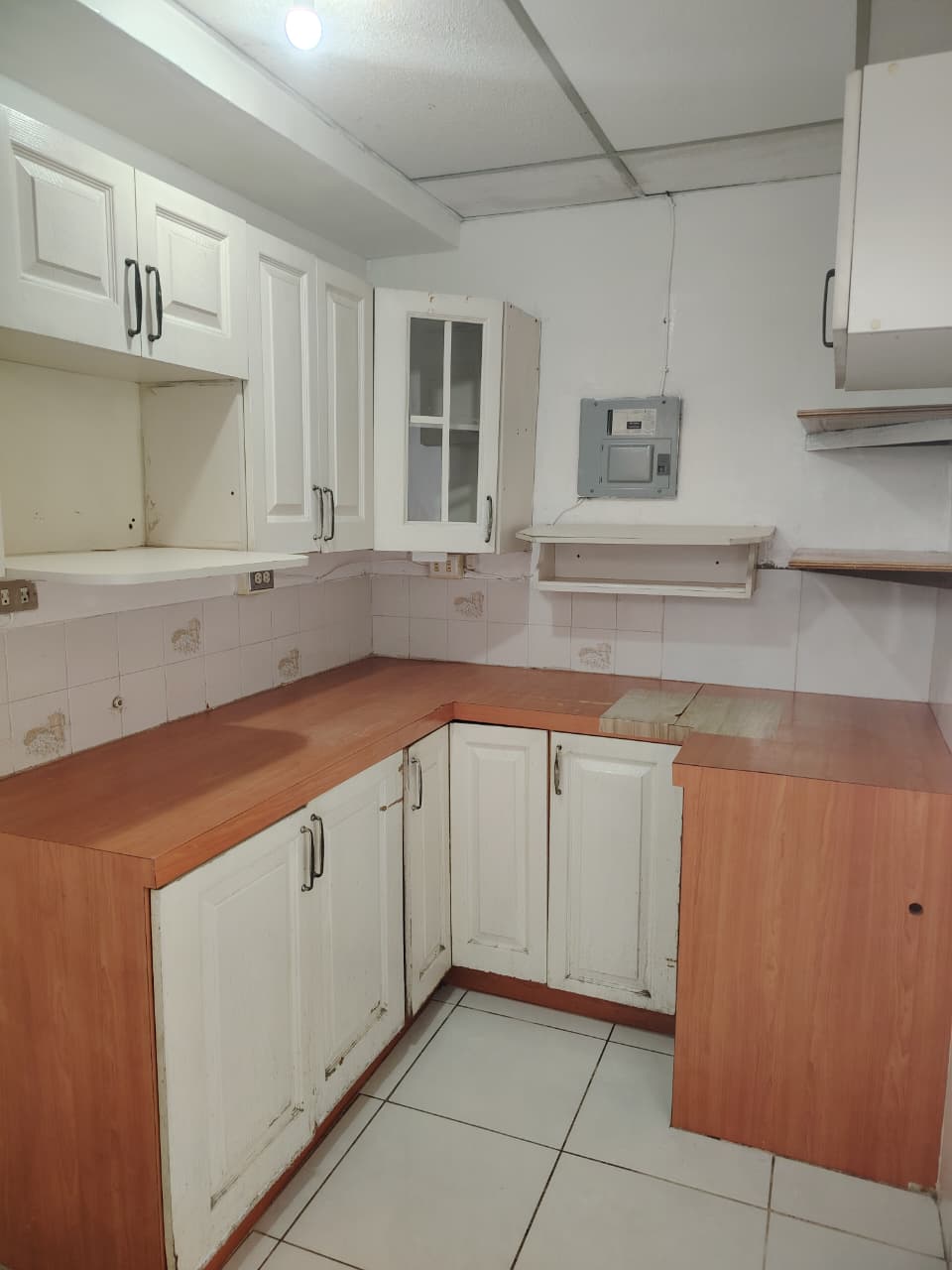 Mueble colocado uniformemente y pantry disponible para trastes