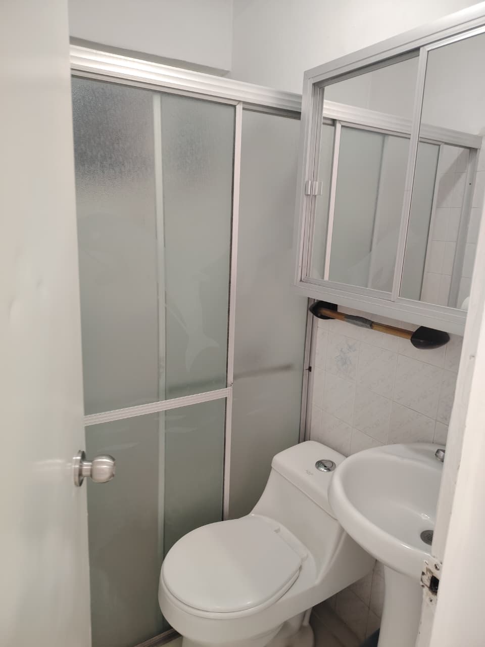 Baño completo con sanitario, lavamanos y ducha