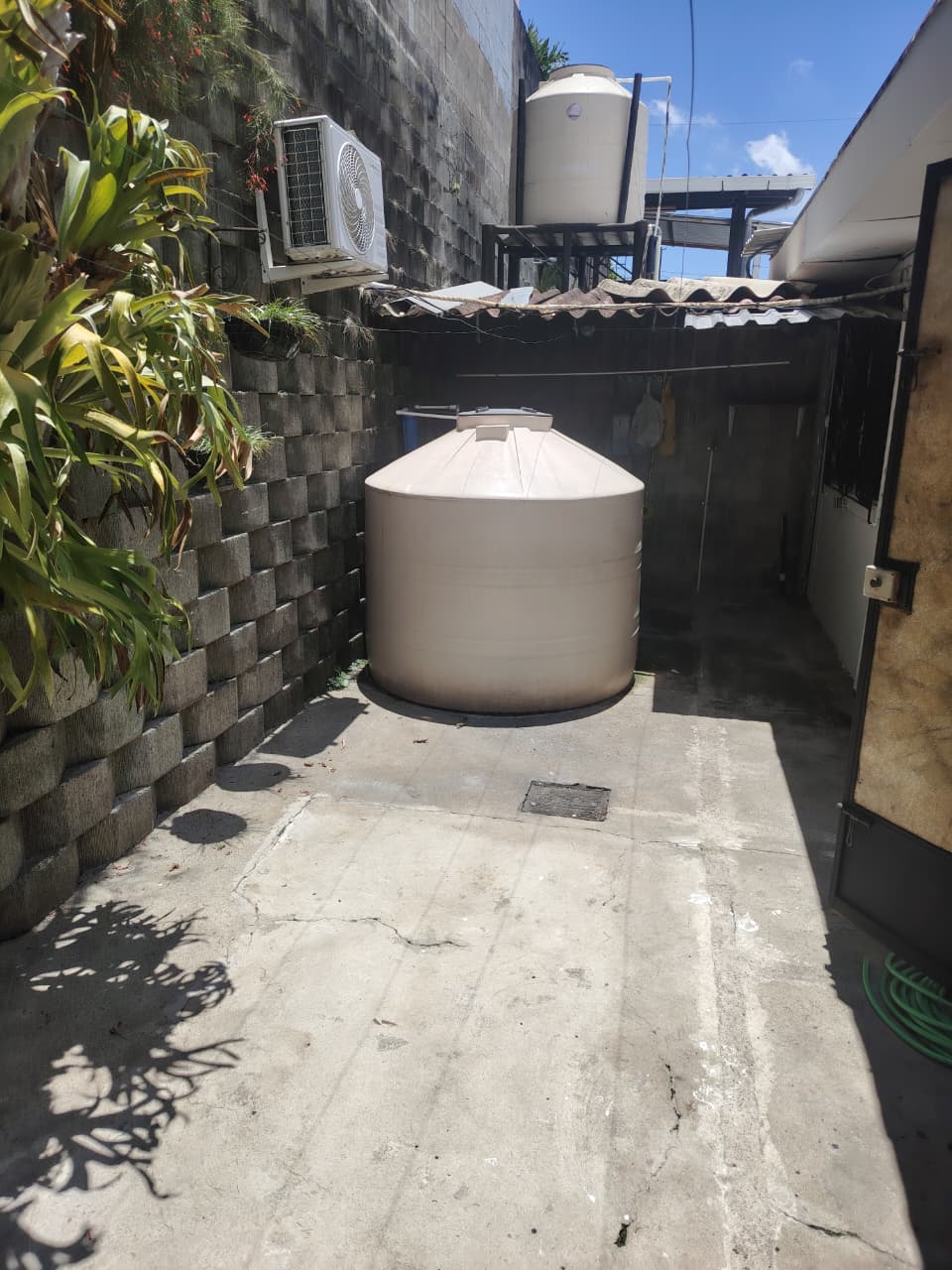 Patio trasero con tanque para agua y su respectiva cisterna