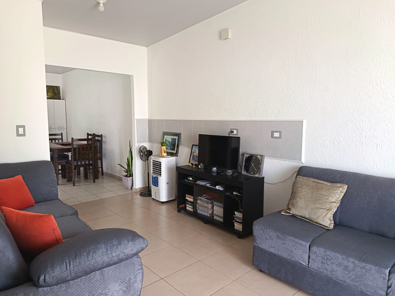 Sala totalmente amueblada y con enfriador de aire