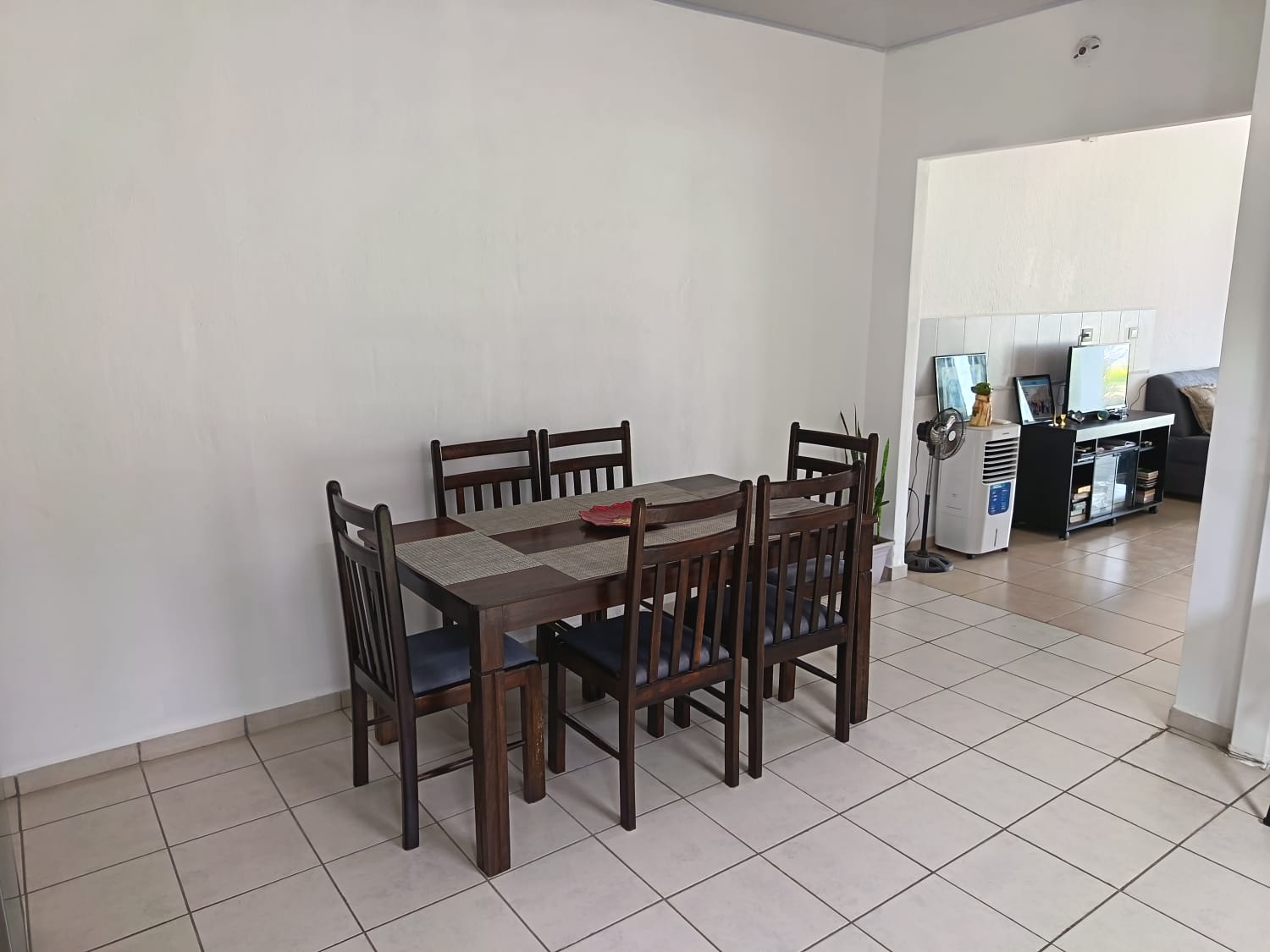 Comedro para 6 personas con acceso a la sala principal