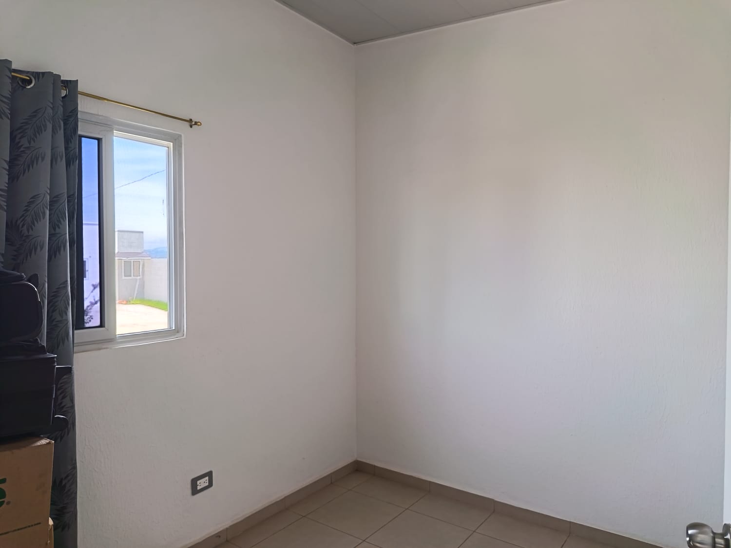 Habitacion con ventana francesa y cortina blackout