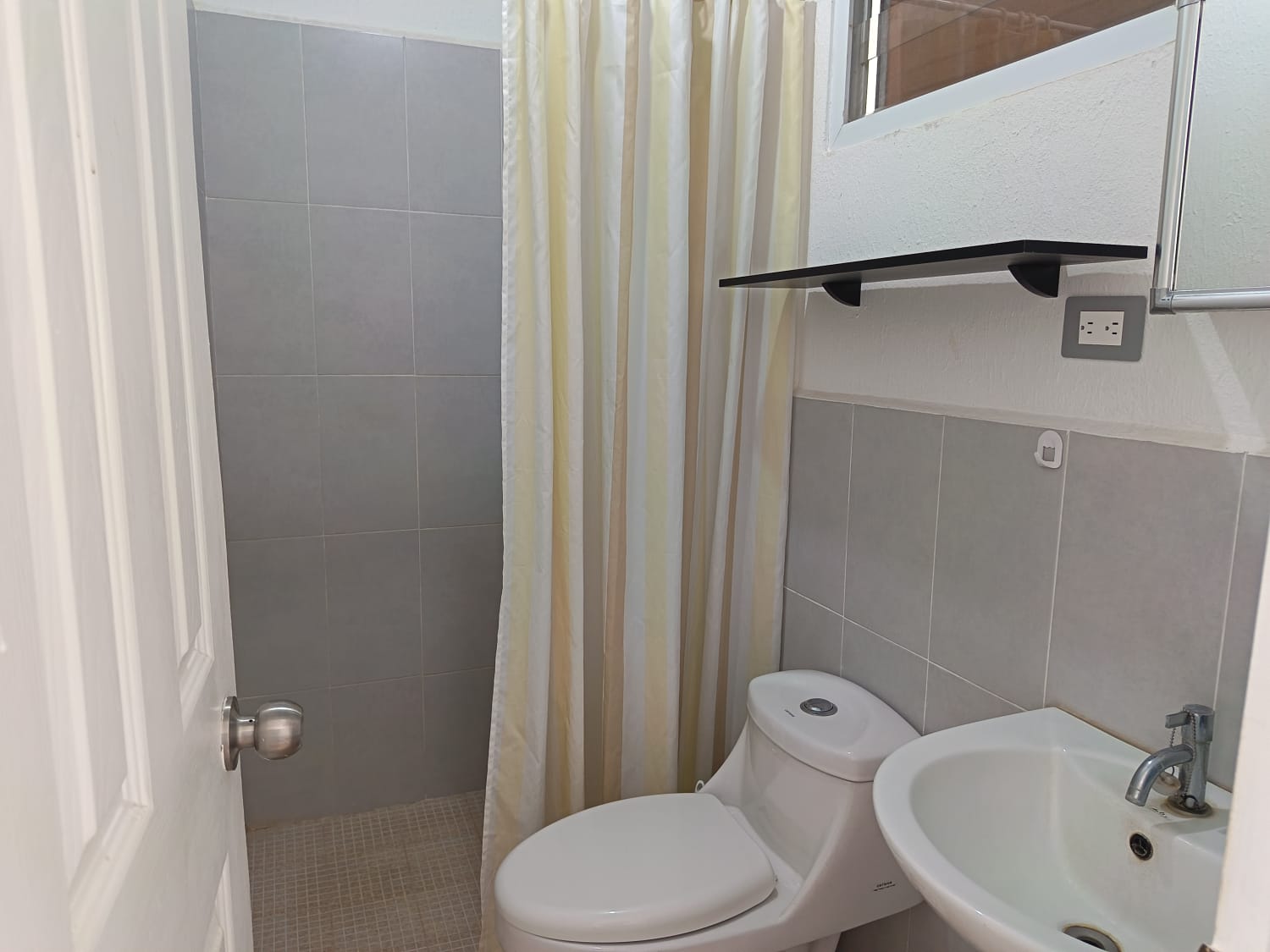 Baño completo, sanitario, lavamanos y ducha