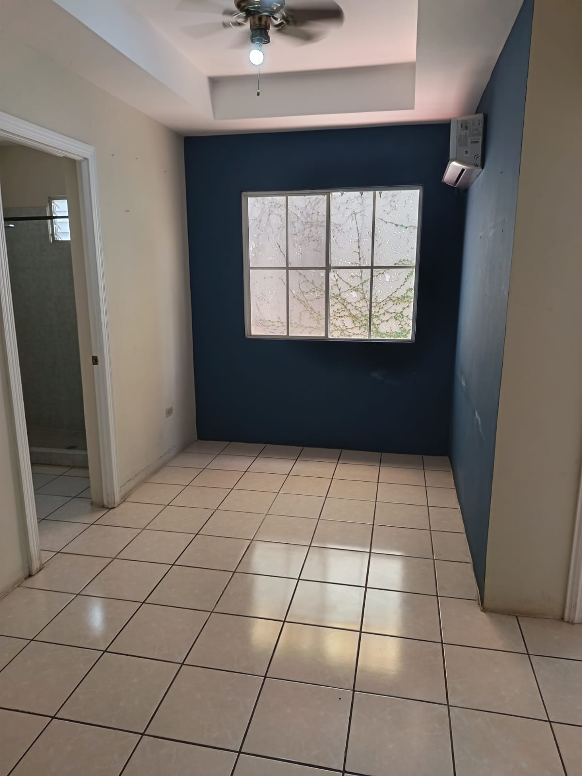 Sala familiar con ventana francesa y aire acondicionado