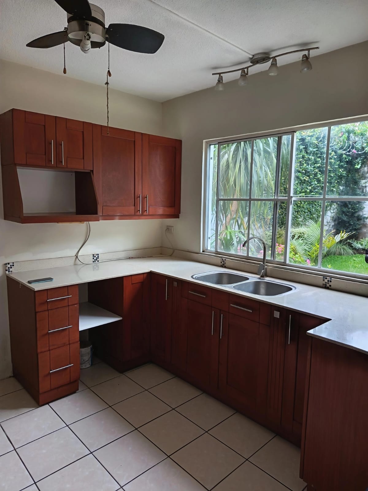 Cocina equipada con lavamnos y pantry color cafe