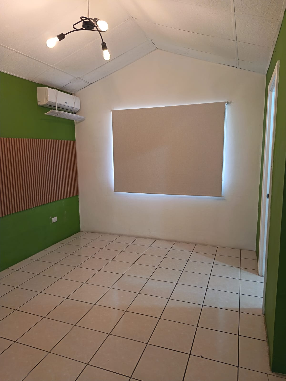 Sala familiar con cortina blackout y aire acondicionado
