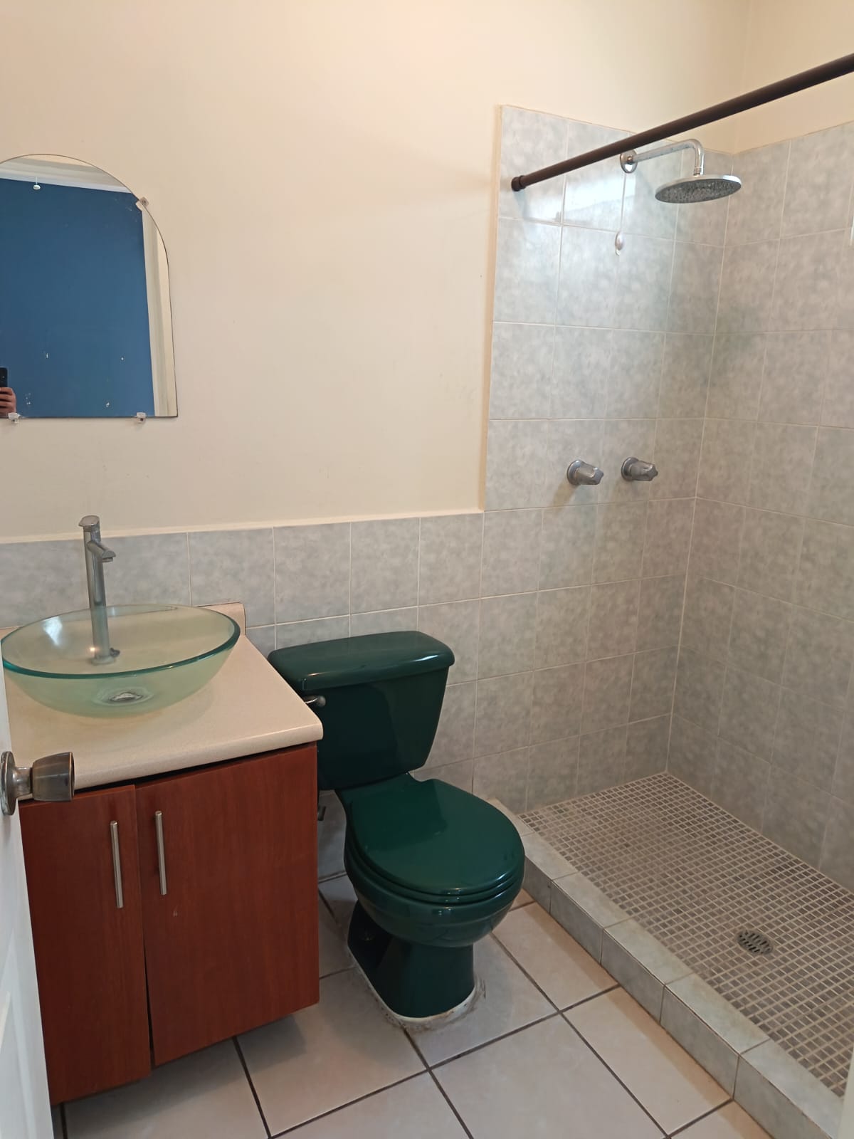 Baño completo con sanitario, lavamanos y ducha