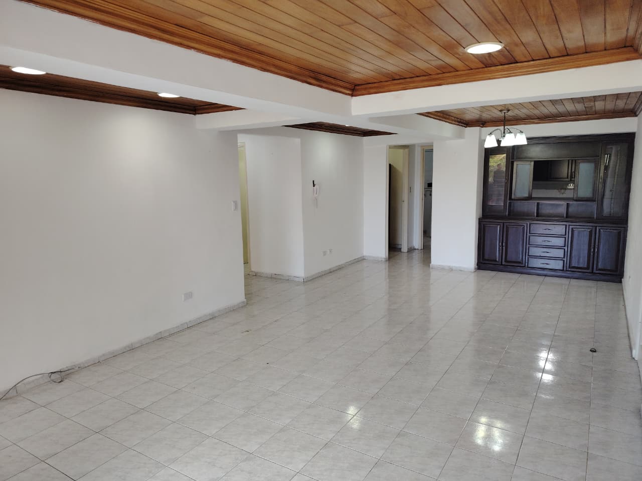 Sala principal con mueble para colocar diversos adornos