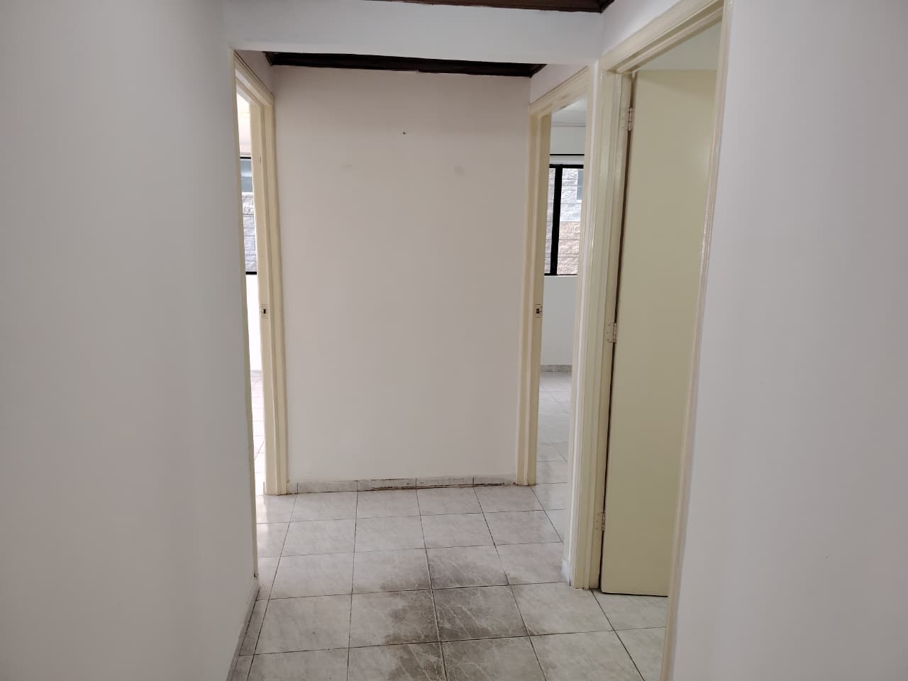 Pasillo con acceso a las habitaciones