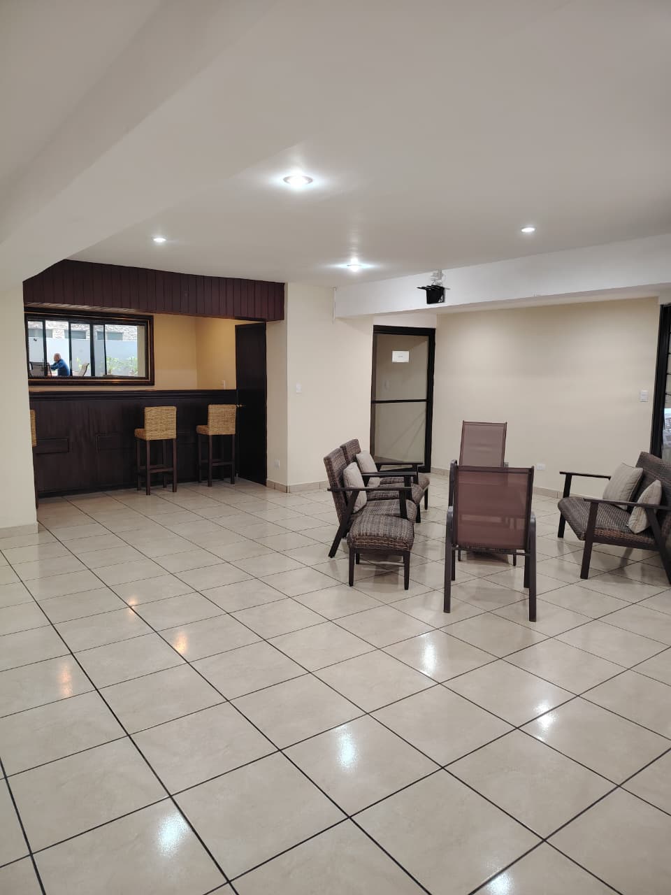 Sala principal muy amplia con barra desayunador