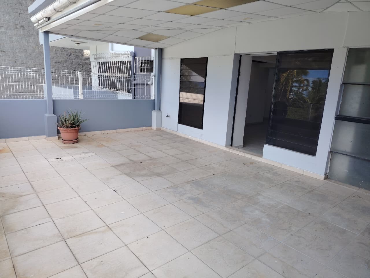 Terraza muy amplia con piso ceramico y con vista hacia San Salvador