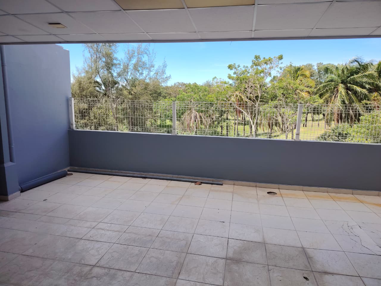 Terraza con su propio desahua para aguas lluvias ademas de estar parcialmente techada