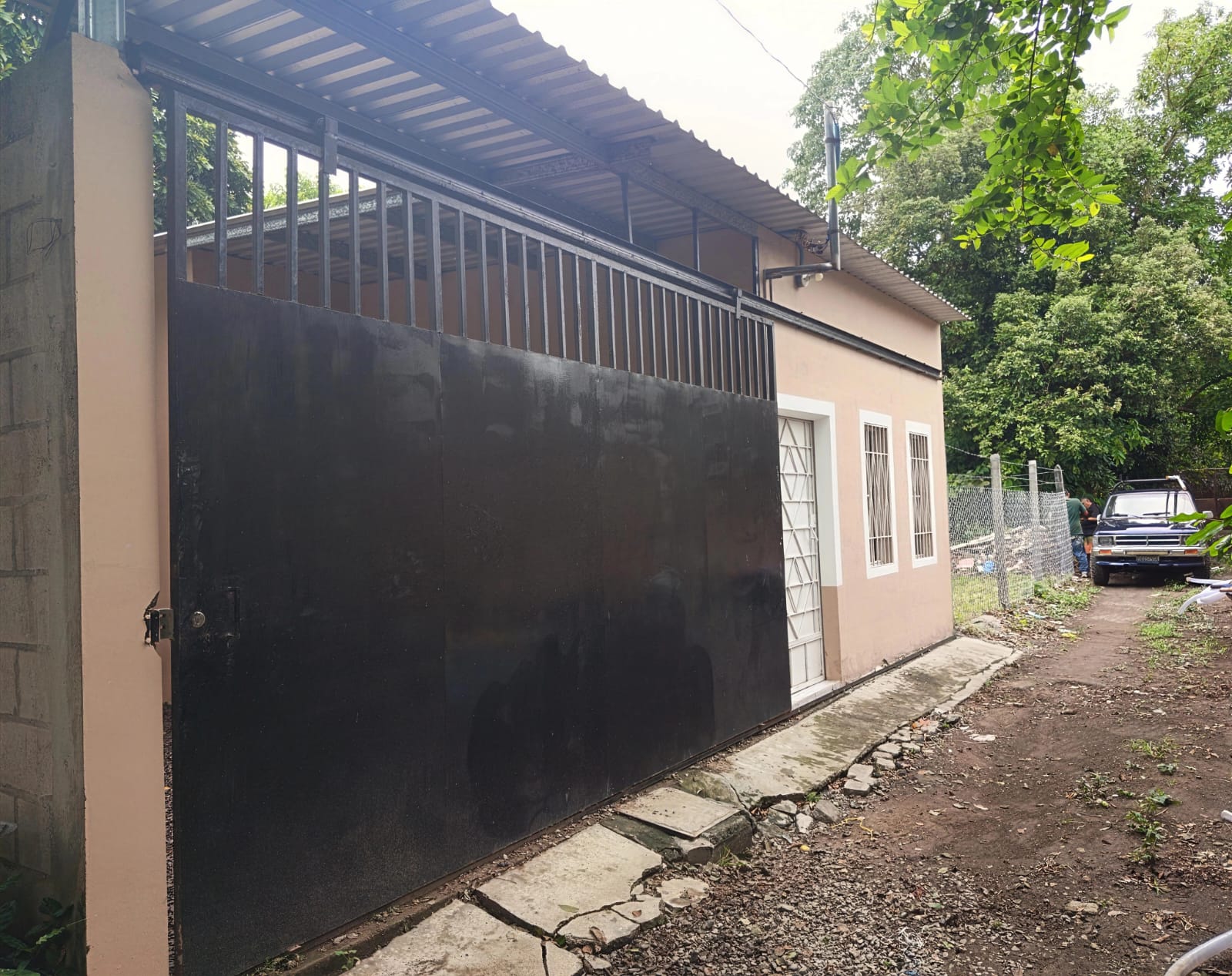 Porton deslizante para cochera y entrada principal a la propiedad