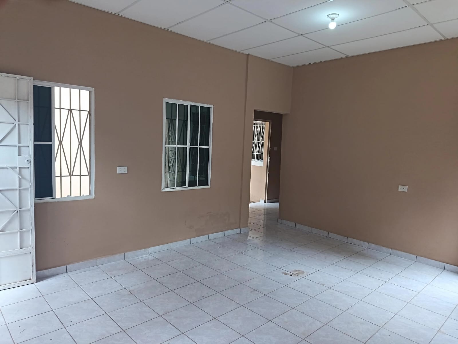 Sala principal con ventanas francesas y piso ceramico