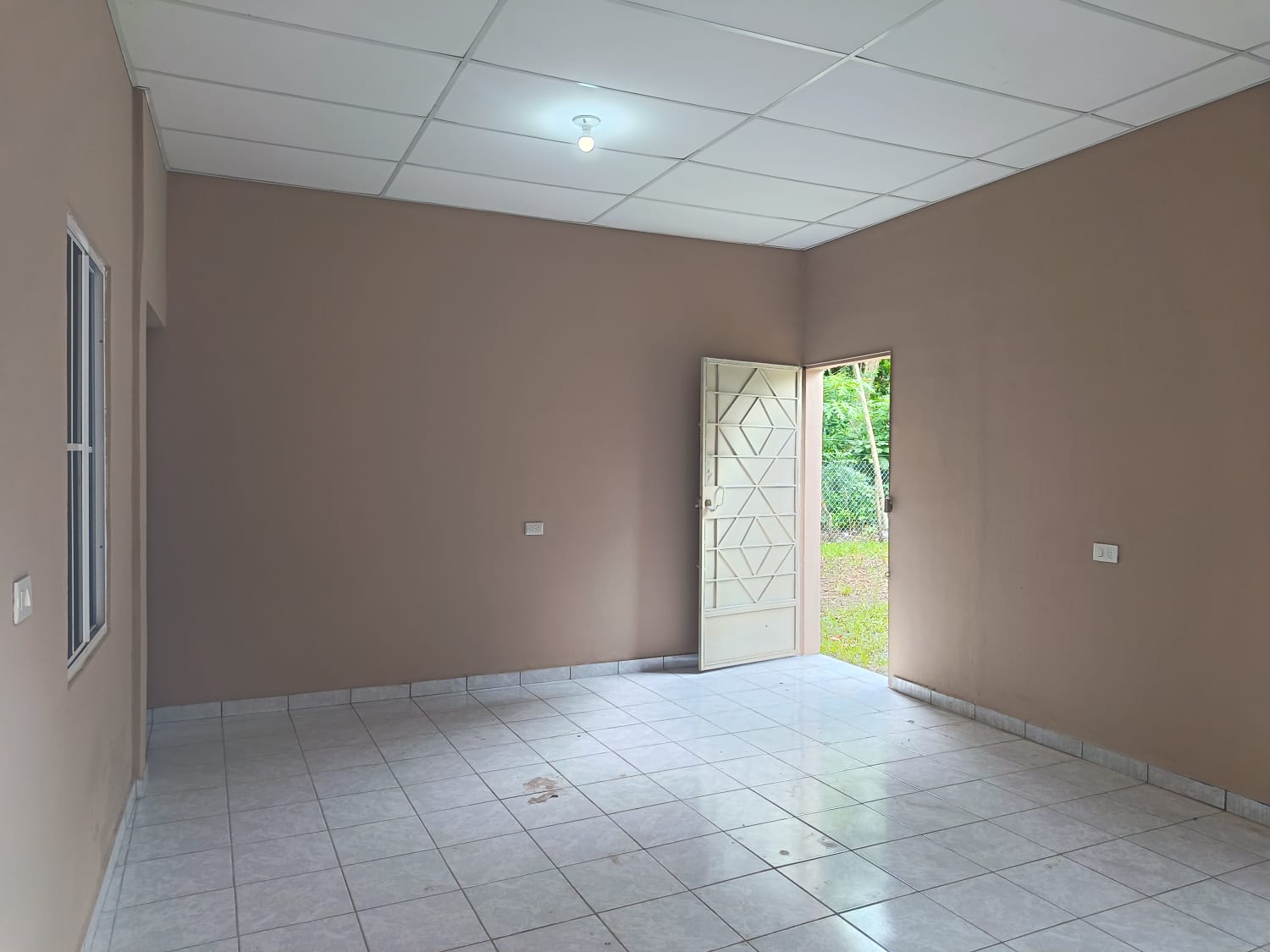 Sala principal con la puerta hacia patio trasero